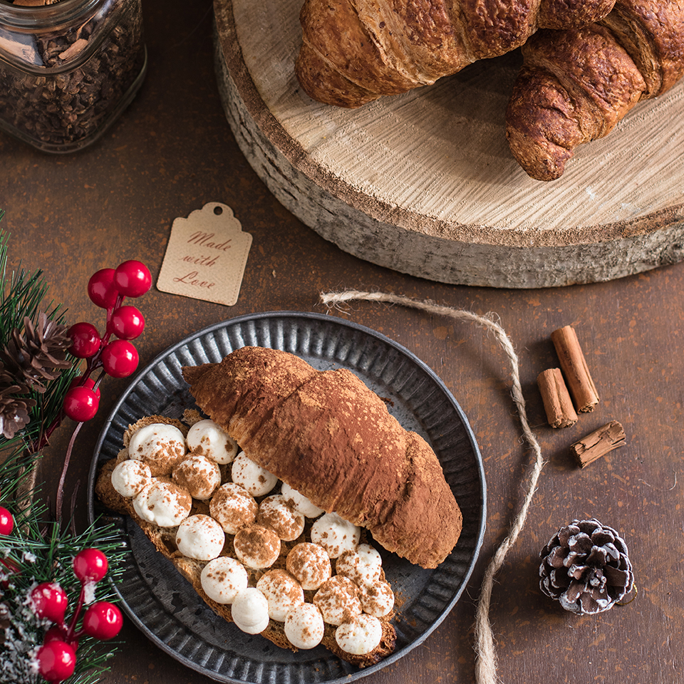 CROISSANT AI 5CEREALI CON UN CREMOSO FROSTING AL FORMAGGIO E UNA SPRUZZATA DI CANNELLA