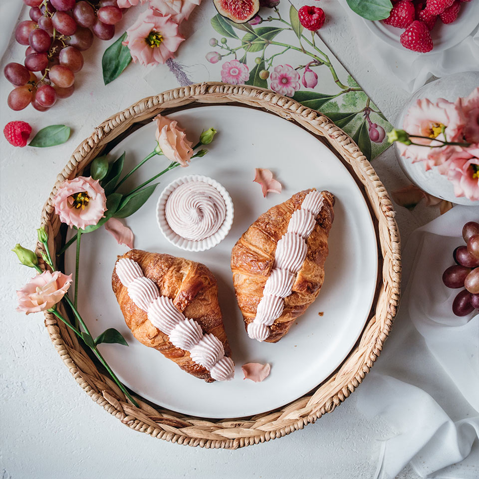 CROISSANT CON CREMA AL CIOCCOLATO BIANCO, LAMPONE E FICHI