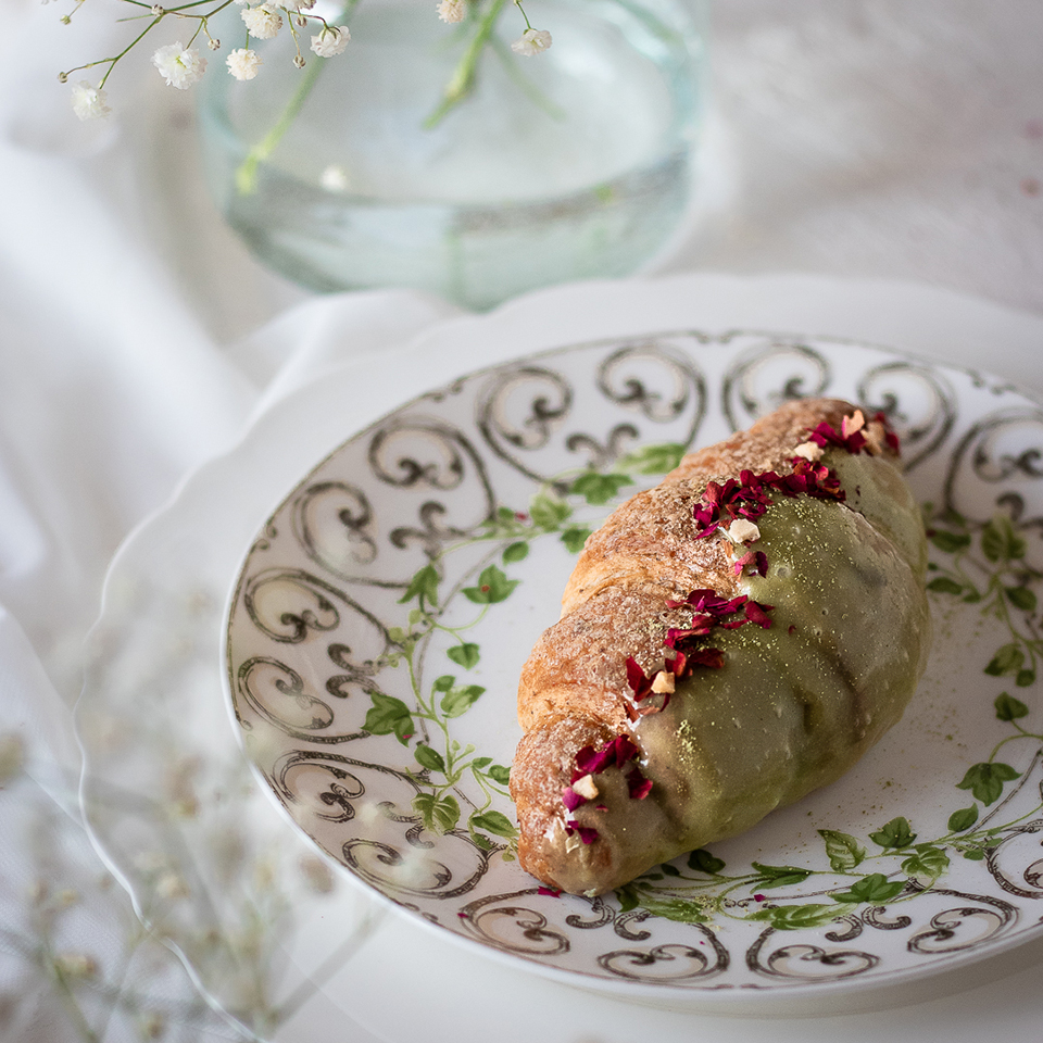 CROISSANT GANACHE AL TE MATCHA E CIOCCOLATO BIANCO